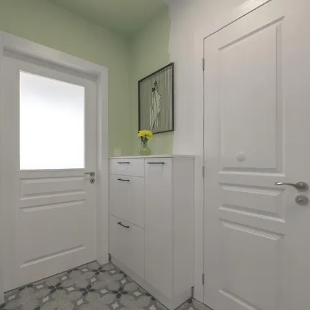 One Br Free Parking Center *