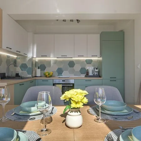 One Br Free Parking Center