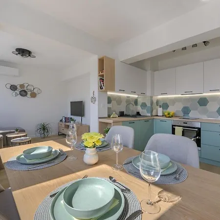 One Br Free Parking Center