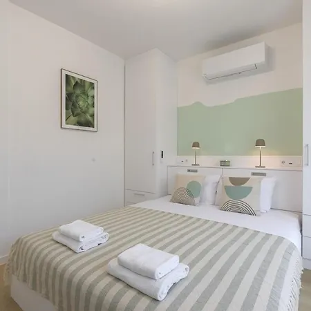 One Br Free Parking Center *