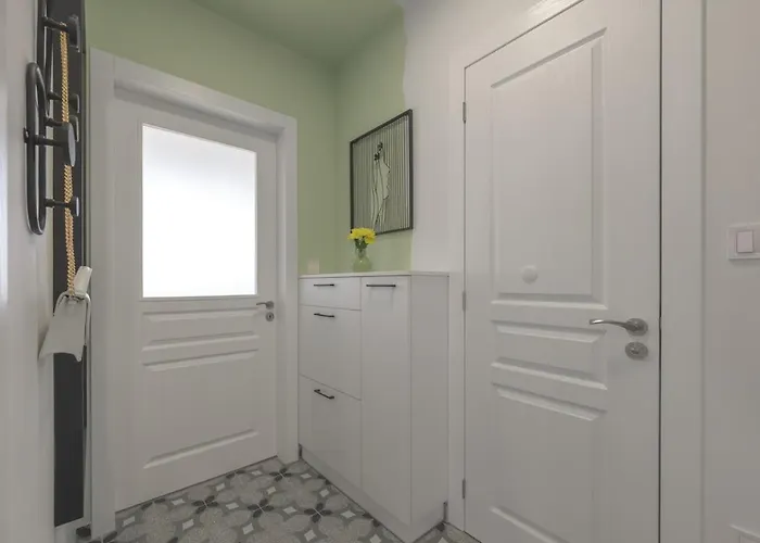 One Br Free Parking Center *