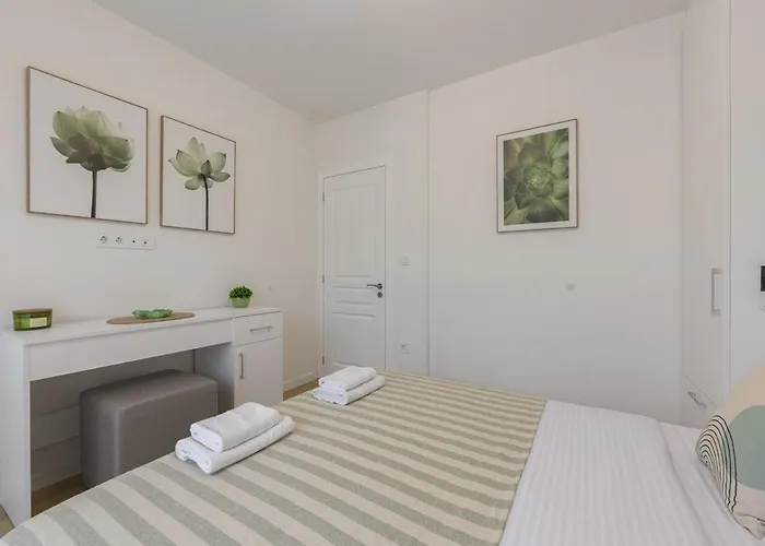 One Br Free Parking Center *