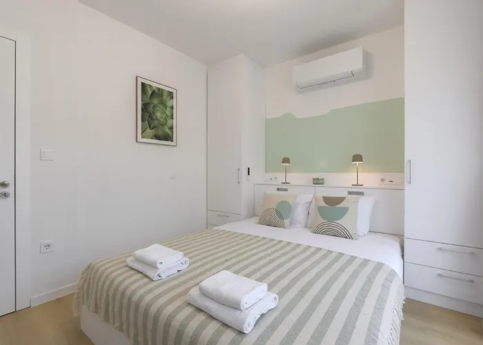 One Br Free Parking Center *