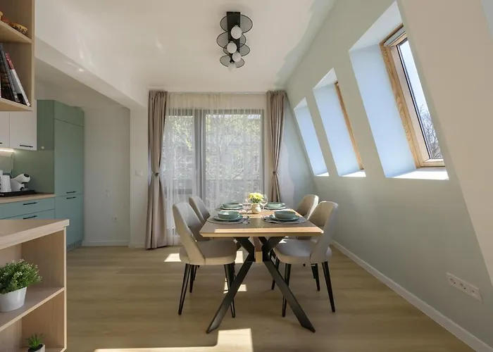 One Br Free Parking Center *